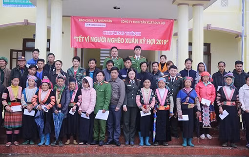 Trao quà Tết sớm, trao gửi yêu thương