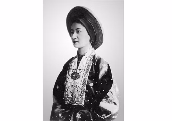 Trang phục áo dài của Nam Phương Hoàng hậu.