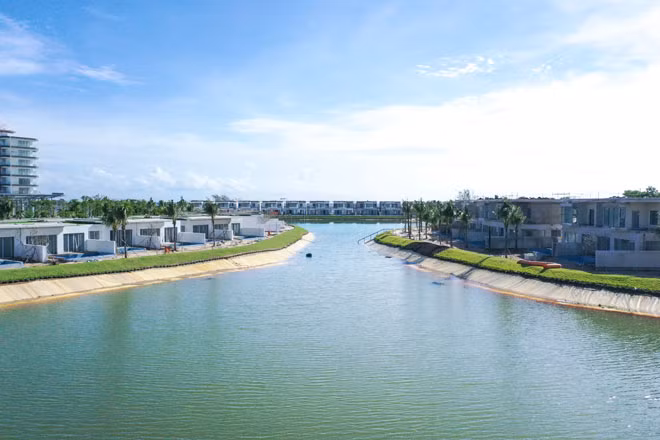 Tiến độ thực tế 56 căn biệt thự ven hồ đã hoàn thiện gần 90%, Quý Khách hàng có thể dễ dàng tham quan dự án và nhà mẫu ngay tại đây