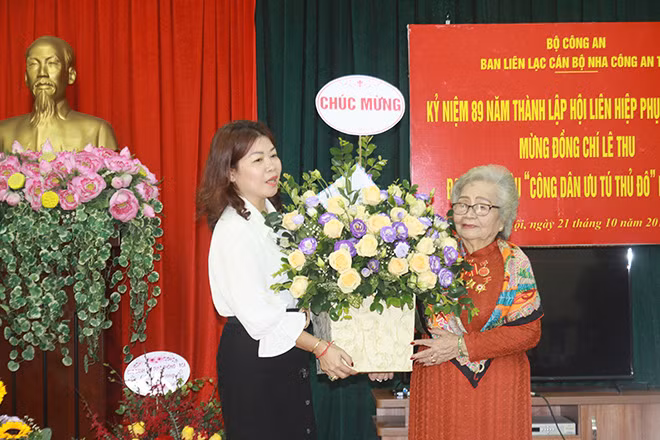 Bà Đinh Thị Phức, Phó Chủ tịch Hội Chữ Thập đỏ Hà Nội chúc mừng NSƯT Lê Thu Bà Đinh Thị Phức, Phó Chủ tịch Hội Chữ Thập đỏ Hà Nội chúc mừng NSƯT Lê Thu