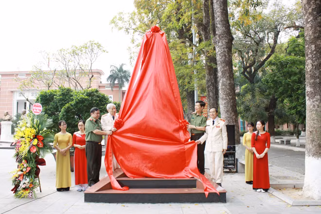 Thứ trưởng Nguyễn Văn Sơn cùng đại diện BLL Công an chi viện miền Nam, Học viện ANND khánh thành Đài Kỷ niệm.
