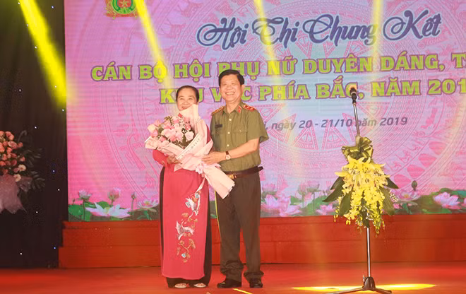 Thứ trưởng Nguyễn Văn Sơn tặng hoa chúc mừng đồng chí Hoàng Thị Ái Nhiên