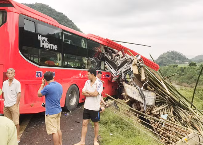 Hiện trường vụ tai nạn giao thông nghiêm trọng xảy ra trên đường Hồ Chí Minh.