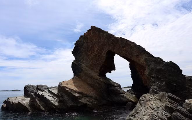 Hoàng hôn và tượng đá ông Đụn bà Che.