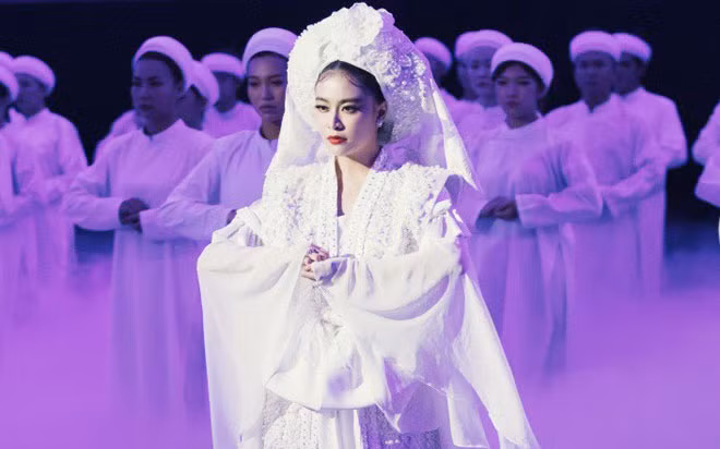 Hình ảnh ca sĩ Hoàng Thùy Linh trong MV “Tứ phủ”.