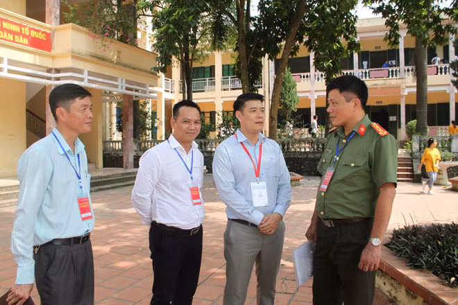 Đại tá Nguyễn Nhật Hùng Quang (ngoài cùng bên phải), Phó Trưởng phòng An ninh Chính trị nội bộ CA tỉnh Hòa Bình, Ủy viên Ban Chỉ đạo thi tỉnh Hòa Bình kiểm tra công tác bảo vệ ANTT tại điểm thi THPT Nguyễn Trãi(Lương Sơn, Hòa Bình).