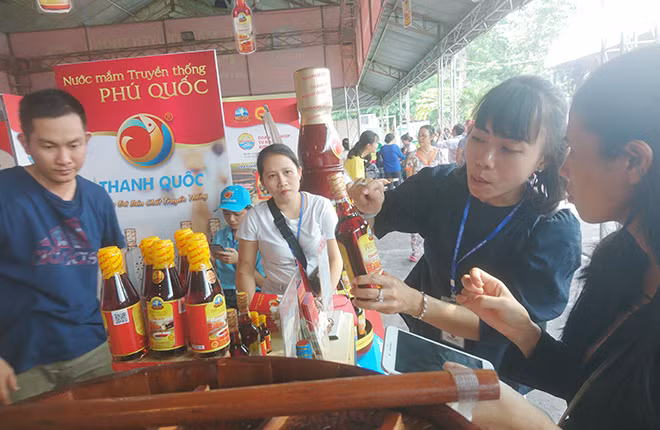 DN hướng dẫn cho người tiêu dùng sản phẩm nước mắm Phú Quốc được giới thiệu tại triển lãm ngành thực phẩm. DN hướng dẫn cho người tiêu dùng sản phẩm nước mắm Phú Quốc được giới thiệu tại triển lãm ngành thực phẩm.