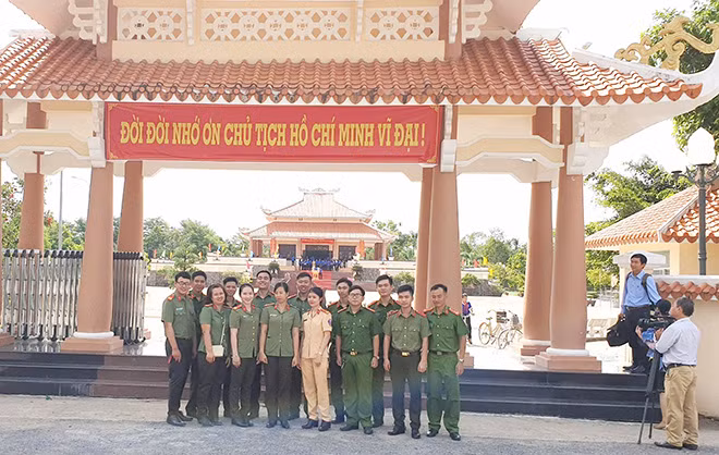 Tuổi trẻ công an TP Sóc Trăng về nguồn tại huyện Cù Lao Dung