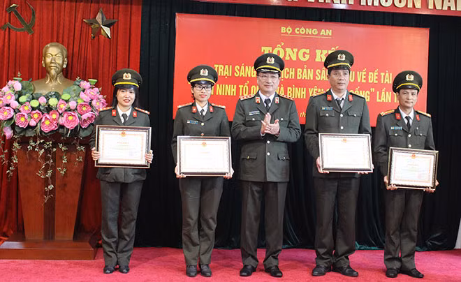 Thứ trưởng Nguyễn Văn Thành trao Bằng khen của Bộ Công an cho các tập thể, cá nhân trong tham mưu, tổ chức thành công Trại sáng tác kịch bản sân khấu. Thứ trưởng Nguyễn Văn Thành trao Bằng khen của Bộ Công an cho các tập thể, cá nhân trong tham mưu, tổ chức thành công Trại sáng tác kịch bản sân khấu.