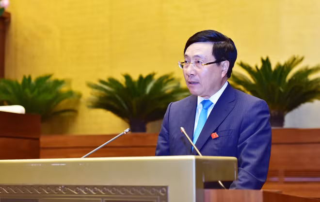 Phó Thủ tướng Phạm Bình trả lời chất vấn.
