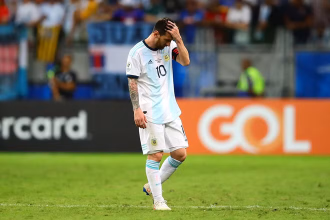 Messi một lần nữa phải ôm đầu thất vọng tại đội tuyển Argentina.