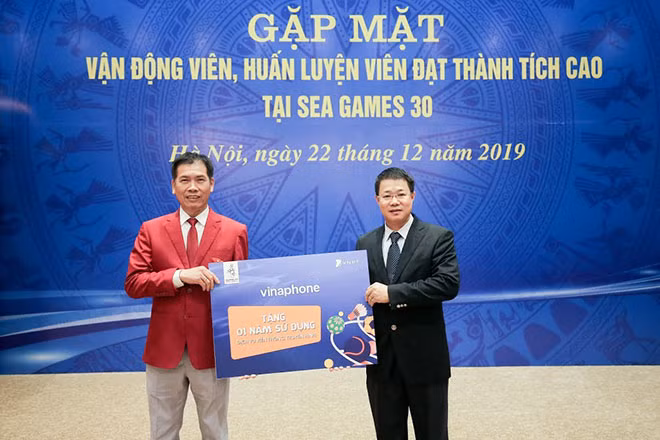 Ông Nguyễn Trường Giang, Phó TGĐ VinaPhone (bên phải) trao quà tặng cho đại diện Đoàn thể thao - ông Trần Đức Phấn, Phó Tổng cục trưởng Tổng cục TDTT. Ông Nguyễn Trường Giang, Phó TGĐ VinaPhone (bên phải) trao quà tặng cho đại diện Đoàn thể thao - ông Trần Đức Phấn, Phó Tổng cục trưởng Tổng cục TDTT.