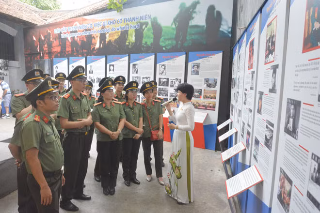 Chi đoàn 3 Cục Công tác Ðảng và công tác chính trị Bộ Công an tham quan trưng bày Lửa thanh xuân 5-2019. Chi đoàn 3 Cục Công tác Ðảng và công tác chính trị Bộ Công an tham quan trưng bày Lửa thanh xuân 5-2019.