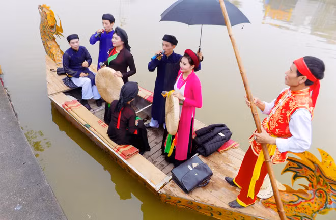 Cảnh hát Quan họ trên thuyền ở Hội Lim.