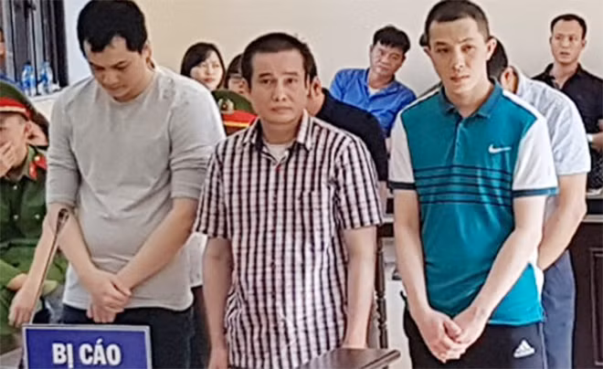 Ngọc, Phương, Hiếu (từ trái qua) tại phiên tòa sơ thẩm lần 1. (ảnh CTV)