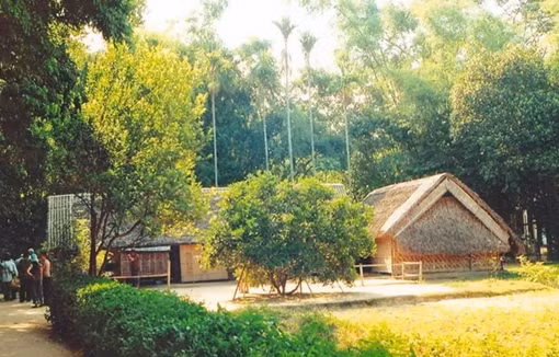 Về thăm quê Bác