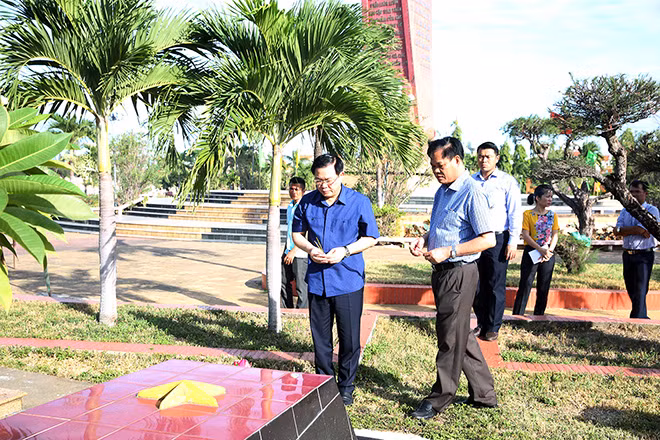 Phó Thủ tướng Vương Đình Huệ cùng lãnh đạo tỉnh Phú Yên và đoàn công tác Chính phủ viếng các anh hùng liệt sĩ. Ảnh: VGP/Thành Chung Trước đó, vào sáng cùng ngày, Phó Thủ tướng Vương Đình Huệ cùng lãnh