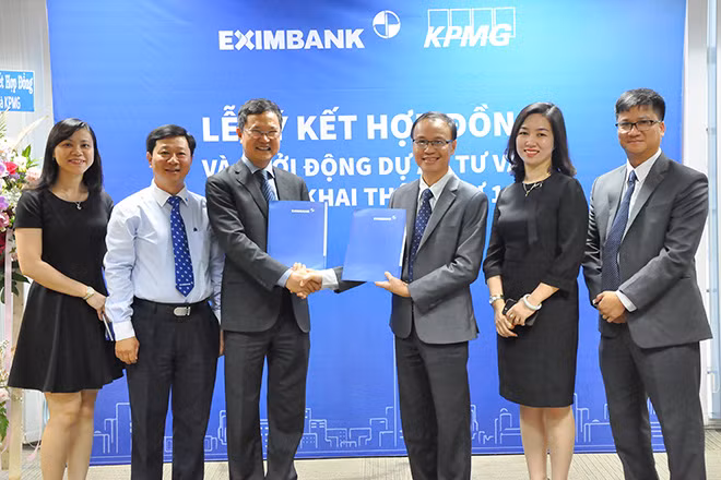 Ông Nguyễn Hồ Hoàng Vũ (Thứ 3 từ phải sang) – Phó Tổng Giám đốc Eximbank đại diện ký kết cùng ông Nguyễn Công Ái – Tổng Giám đốc KPMG