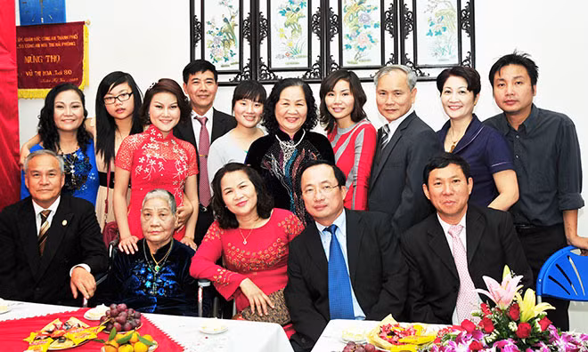 Bà Vũ Thị Hoa sum vầy cùng các con, cháu.