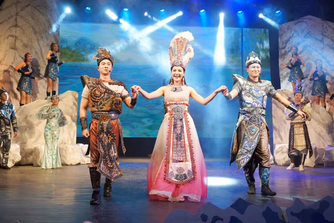 Vở kịch "Sơn Tinh - Thủy Tinh" được Nhà hát Tuổi trẻ dàn dựng công phu, hoành tráng. Vở kịch "Sơn Tinh - Thủy Tinh" được Nhà hát Tuổi trẻ dàn dựng công phu, hoành tráng.
