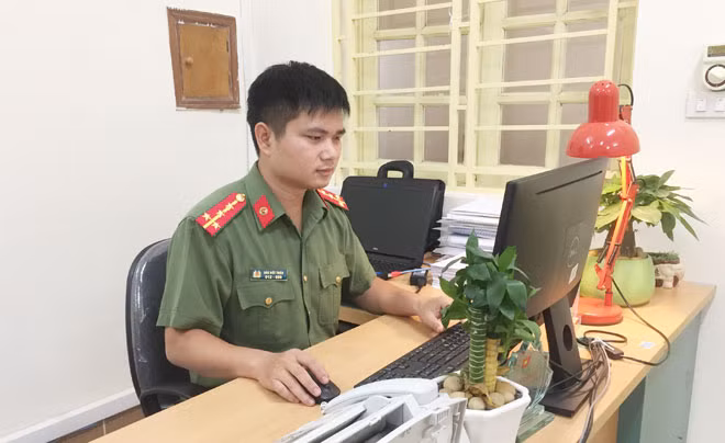 Đại úy Đào Đức Triệu bên bàn làm việc.