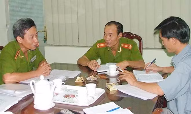 Ông Phan Anh Minh (trái) khi còn là Đại tá trong một lần trả lời phỏng vấn tác giả. Ông Phan Anh Minh (trái) khi còn là Đại tá trong một lần trả lời phỏng vấn tác giả.