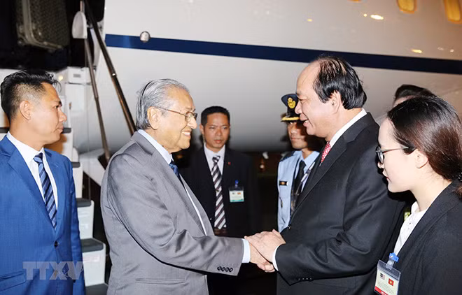 Bộ trưởng, Chủ nhiệm Văn phòng Chính phủ Mai Tiến Dũng đón Thủ tướng Malaysia Mahathir Mohamad. (Ảnh: Dương Giang/TTXVN)