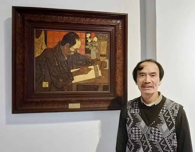 Họa sỹ, nhà giáo Ưu tú Đoàn Văn Nguyên bên bức tranh "Nhà thơ thôn ca Đoàn Văn Cừ”.