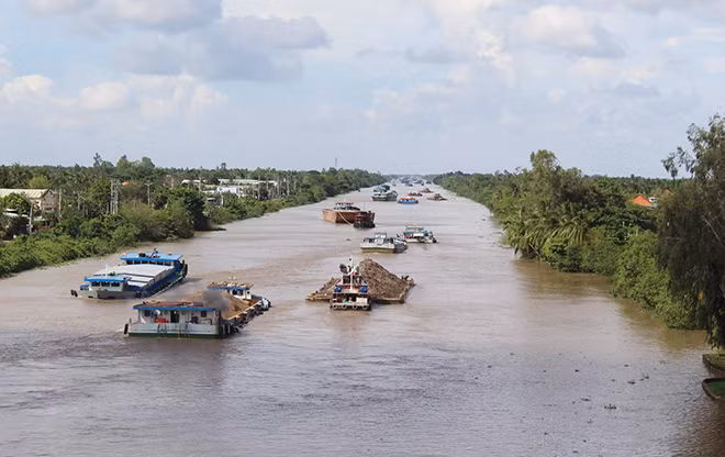 Kênh Chợ Gạo, tuyến đường thủy huyết mạch vận chuyển hàng hóa từ Đồng bằng sông Cửu Long đến TP Hồ Chí Minh và ngược lại.