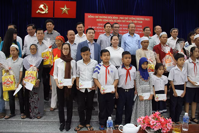 Phó Thủ tướng Thường trực Trương Hòa Bình cùng các mạnh thường quân tặng quà tết cho đồng bào chăm; tặng học bổng cho học sinh người Chăm và Khmer.