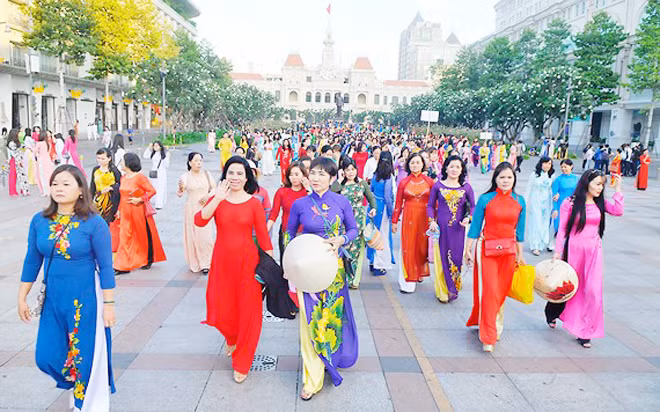 “Lễ hội áo dài” ngày càng thu hút sự tham gia của nhiều phụ nữ ở mọi lứa tuổi. “Lễ hội áo dài” ngày càng thu hút sự tham gia của nhiều phụ nữ ở mọi lứa tuổi.