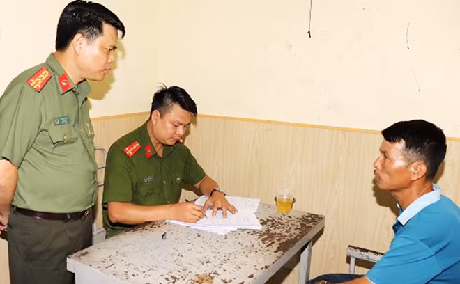 Đại tá Lê Ngọc Châu, Giám đốc Công an TP Hải Phòng trực tiếp khai thác nóng các đối tượng.