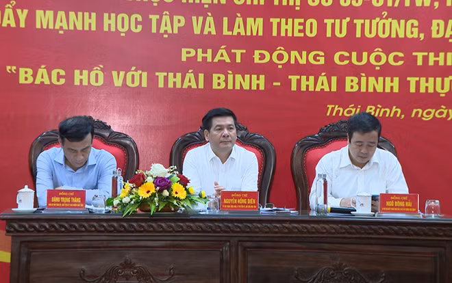 Các đồng chí lãnh đạo tỉnh Thái Bình tại hội nghị. Các đồng chí lãnh đạo tỉnh Thái Bình tại hội nghị.