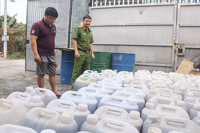 Dầu mỡ động vật không rõ nguồn gốc bị thu giữ.