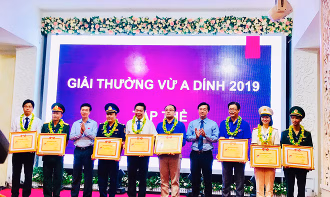 Đồng chíVõ Văn Thưởng - Ủy viên BCT, Trưởng ban Tuyên giáo Trung ương và đồng chí Lê Quốc Phong - Bí thư thứ nhất Trung ương Đoàntrao Giải thưởng cho tập thể Đoàn thanh niên Công an tỉnh Phú Yên (thứ 2 từ phải sang trái) Đồng chíVõ Văn Thưởng - Ủy viên BCT, Trưởng ban Tuyên giáo Trung ương và đồng chí Lê Quốc Phong - Bí thư thứ nhất Trung ương Đoàntrao Giải thưởng cho tập thể Đoàn thanh niên Công an tỉnh Phú Yên (thứ 2 từ phải sang trái)