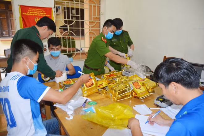 Công an Nghệ An lấy mẫu giám định 700kg ma túy đá thu giữ được trong chuyên án.