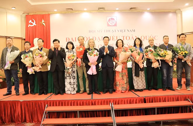 Đồng chí Võ Văn Thưởng, Ủy viên Bộ Chính trị, Trưởng ban Tuyên giáo Trung ương và các đại biểu chúc mừng Ban Chấp hành mới của Hội Mỹ thuật Việt Nam.