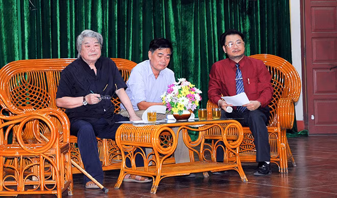 Nhà văn Mã A Lềnh (bên trái) và con trai - nhà văn Mã Anh Lâm (bên phải) trong một hội thảo văn chương.