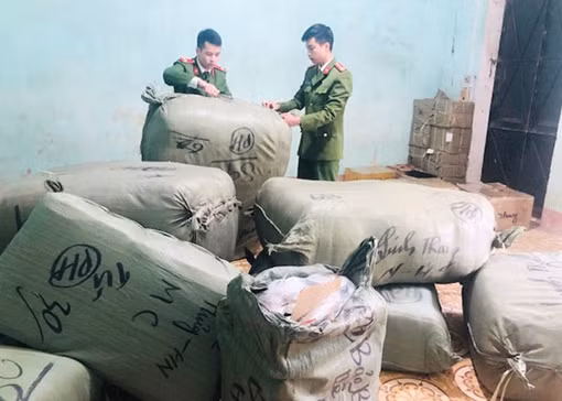 CSGT bắt giữ xe khách giường nằm chở lượng lớn hàng hóa nhập lậu ảnh 6