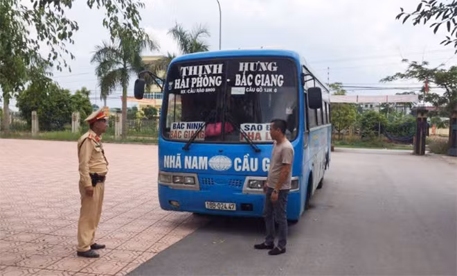 Xe ô tô khách bị xử phạt.