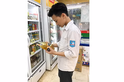 Nước táo lên men Strongbow chứa 4,5 độ cồn, hoàn toàn không tốt cho trẻ vị thành niên. Nước táo lên men Strongbow chứa 4,5 độ cồn, hoàn toàn không tốt cho trẻ vị thành niên.