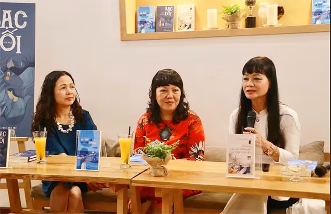 Từ trái qua: Các nhà văn Thùy Dương, Y Ban, Võ Thị Xuân Hà tại buổi tọa đàm ra mắt sách.