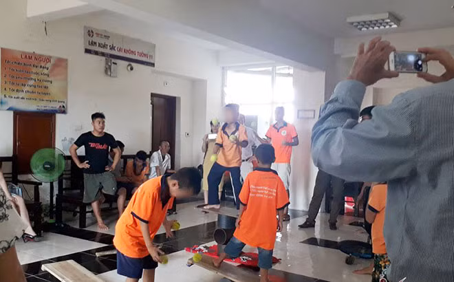 Màn biểu diễn được cho là “làm hàng” để phụ huynh xem khi đến tìm hiểu gửi con ở trung tâm dạy trẻ tự kỷ tâm việt.