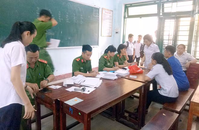 Việc làm CMND cho các em học sinh Trường THPT Lê Trung Đình được các CBCS Công an giải quyết chóng vánh trong ngày thứ bảy.