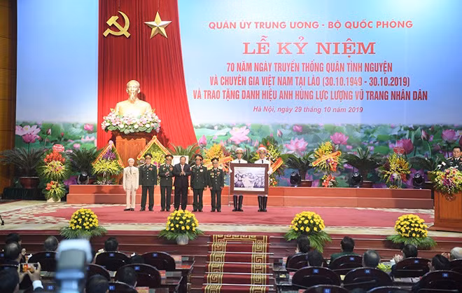 Tổng Bí thư, Chủ tịch nước Cộng hòa Dân chủ Nhân dân Lào Bounnhang Vorachith đã tặng tranh lưu niệm cho đại diện Quân tình nguyện và Chuyên gia Việt Nam tại Lào. Tổng Bí thư, Chủ tịch nước Cộng hòa Dân chủ Nhân dân Lào Bounnhang Vorachith đã tặng tranh lưu niệm cho đại diện Quân tình nguyện và Chuyên gia Việt Nam tại Lào.