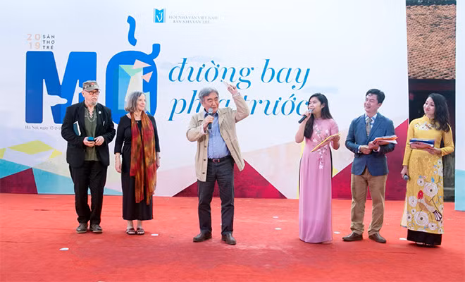 Nhóm nhà thơ quốc tế hào hứng với màn giao lưu tại Sân thơ Trẻ.