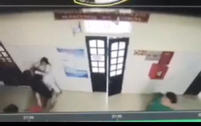 Nam thanh niên đang hành hung điều dưỡng viên (ảnh được trích xuất từ camera)