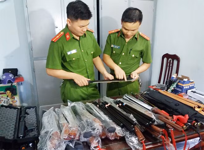 Chiến sĩ Cảnh sát Hình sự Công an tỉnh Nam Định kiểm tra tang vật bị thu giữ.
