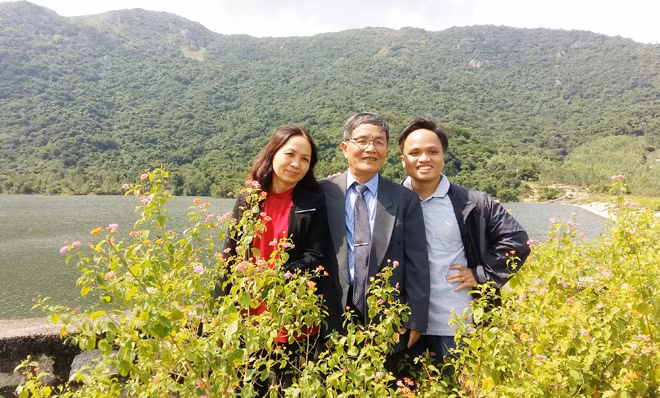 Vợ chồng nhà thơ Nguyễn Thanh Mừng và con trai - nhà văn Nguyễn Trần Thiên Lộc. Vợ chồng nhà thơ Nguyễn Thanh Mừng và con trai - nhà văn Nguyễn Trần Thiên Lộc.
