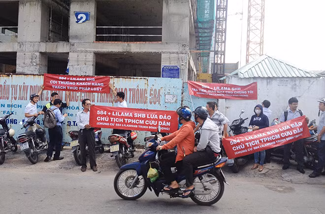 Người mua căn hộ tại dự án 584 Lilama SHB Building (quận Tân Phú) giăng băng rôn trước dự án. Người mua căn hộ tại dự án 584 Lilama SHB Building (quận Tân Phú) giăng băng rôn trước dự án.
